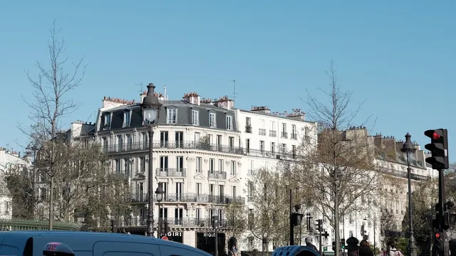 Chauffeur de taxi parisien au volant, détendu, avec le lumineux vert allumé de nuit