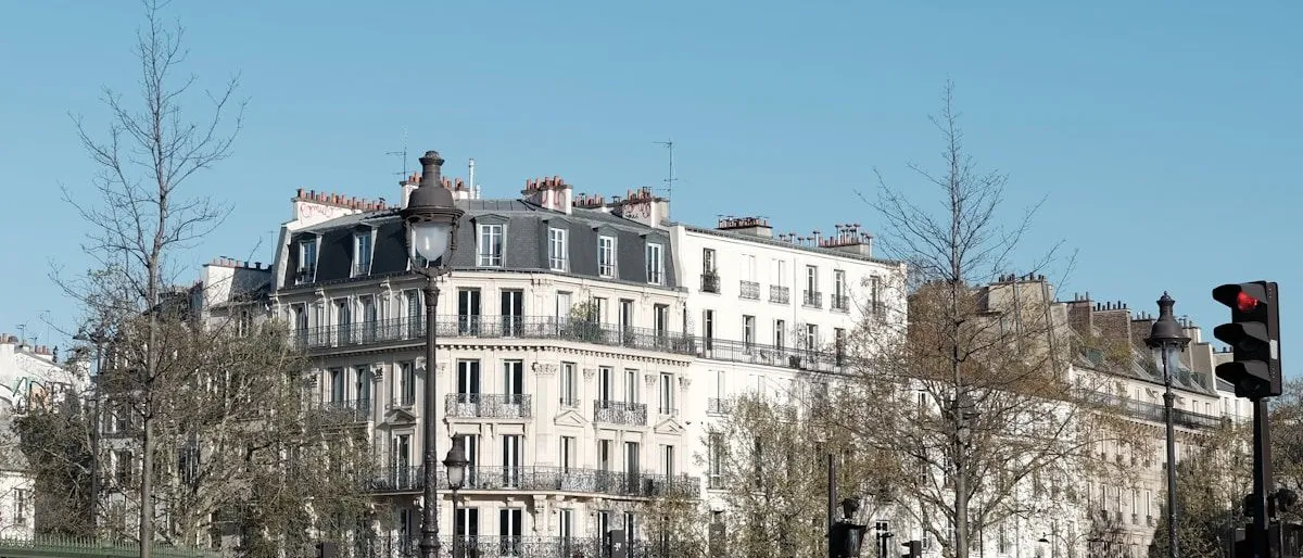 Chauffeur de taxi parisien au volant, détendu, avec le lumineux vert allumé de nuit