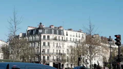 Chauffeur de taxi parisien au volant, détendu, avec le lumineux vert allumé de nuit