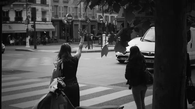 Un agent de police tenant un test salivaire devant un taxi parisien en stationnement de nuit