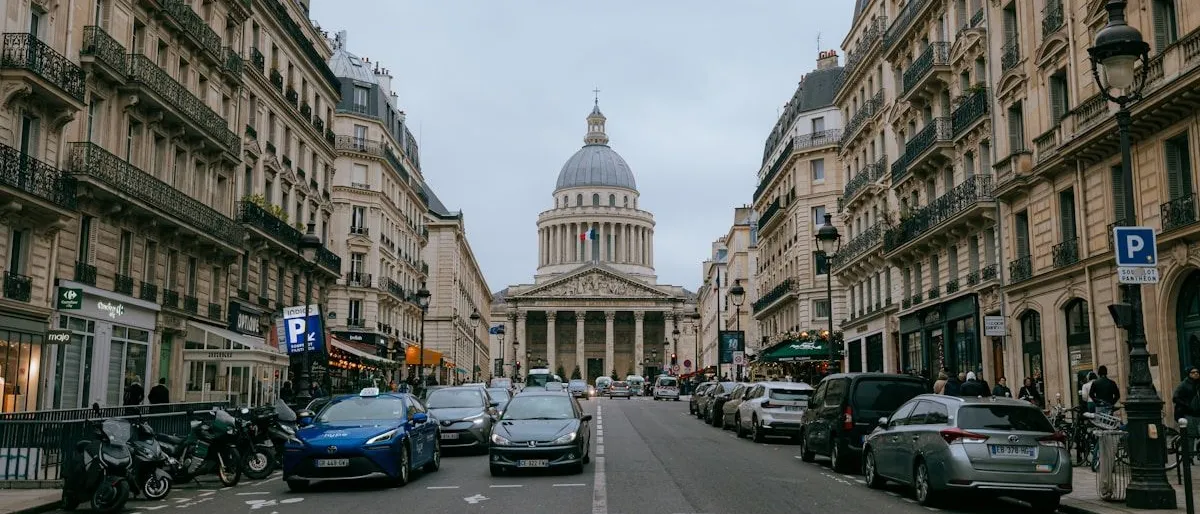 Un chauffeur de taxi parisien analysant ses relevés de compte et comparant avec une application VTC sur son smartphone