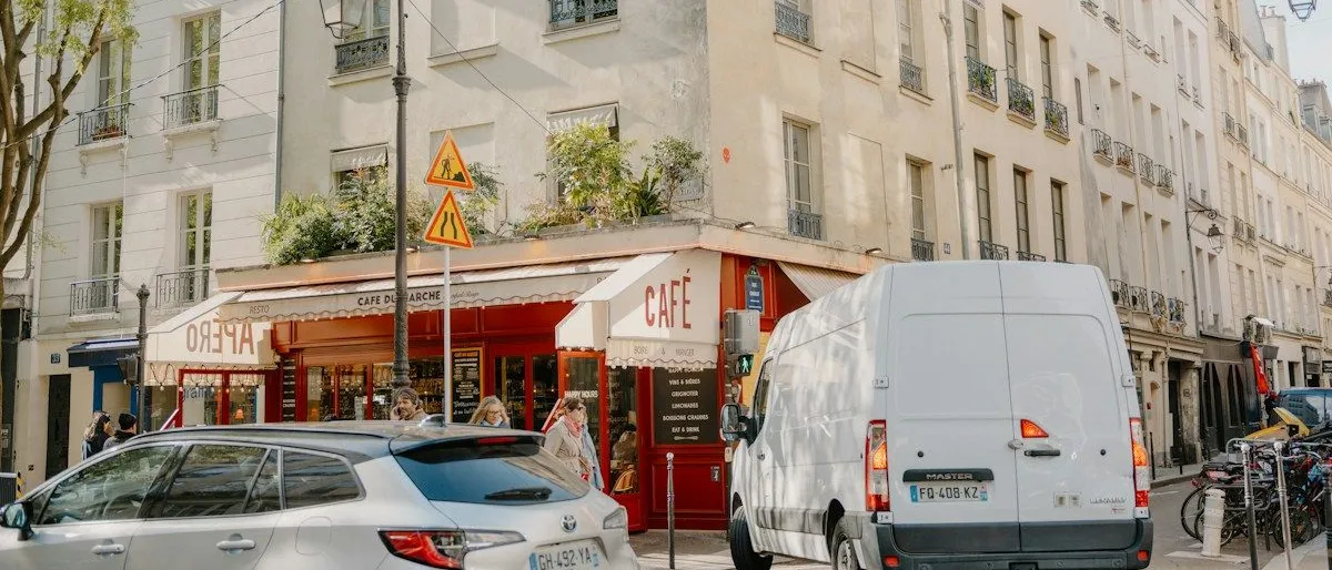 Un lumineux de taxi parisien allumé en rouge à proximité d'une station