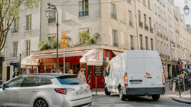 Un lumineux de taxi parisien allumé en rouge à proximité d'une station