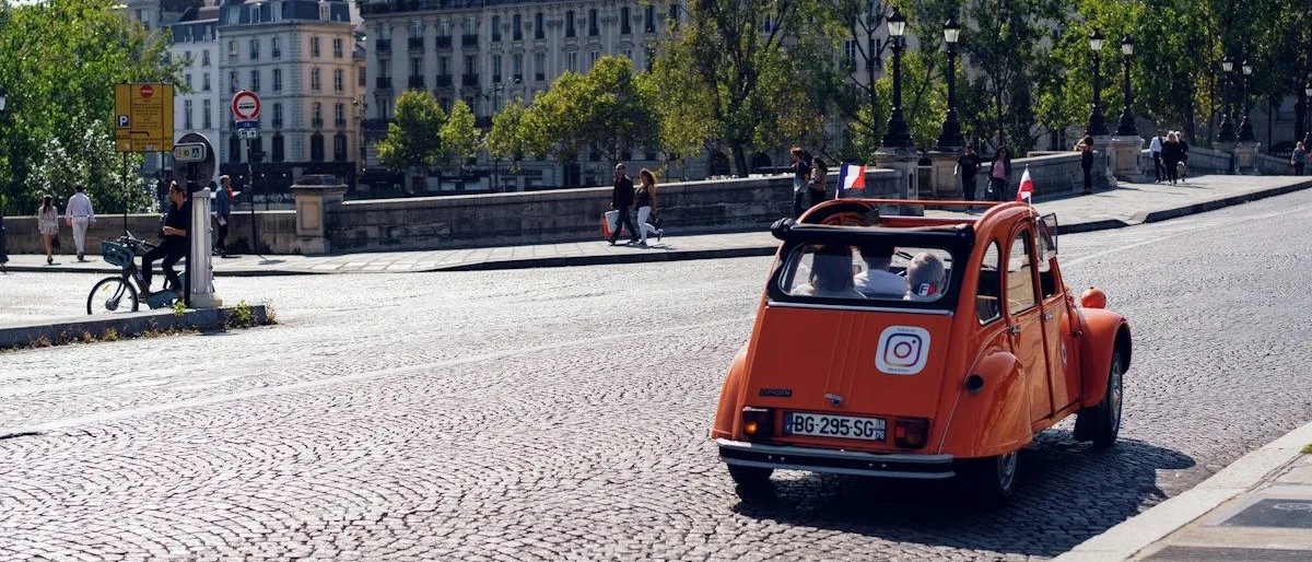 Un lumineux de taxi parisien rouge et vert la nuit, avec un écran de dispatch G7 brillant sur le tableau de bord