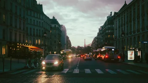 Un chauffeur de taxi parisien signant les documents de mutation de son ADS sur le capot de son véhicule