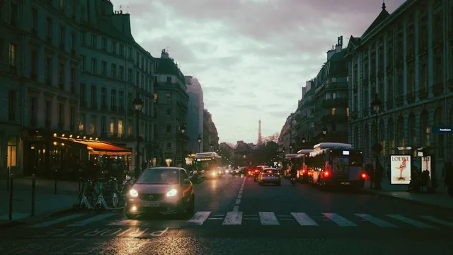 Un chauffeur de taxi parisien signant les documents de mutation de son ADS sur le capot de son véhicule