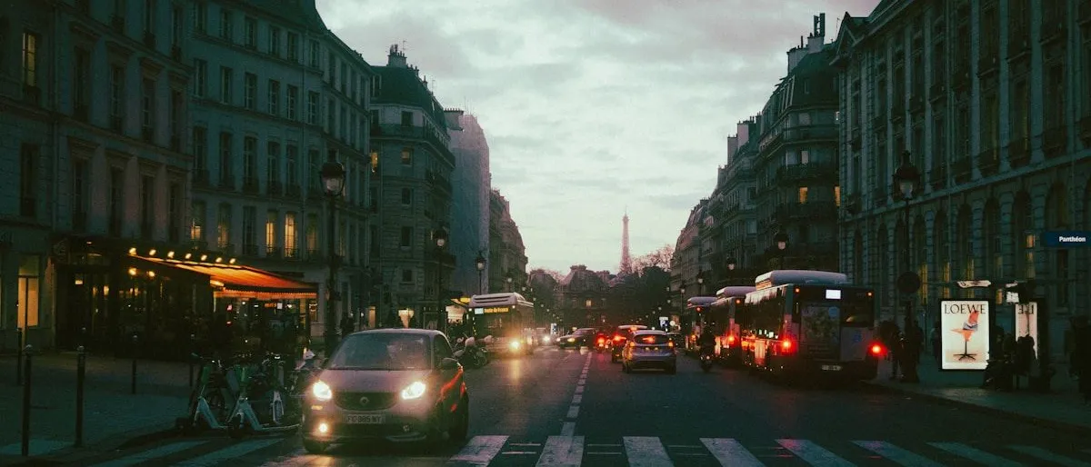 Un chauffeur de taxi parisien signant les documents de mutation de son ADS sur le capot de son véhicule
