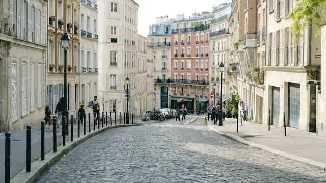 Un chauffeur de taxi parisien au volant de son véhicule de location, attendant une course à une station.