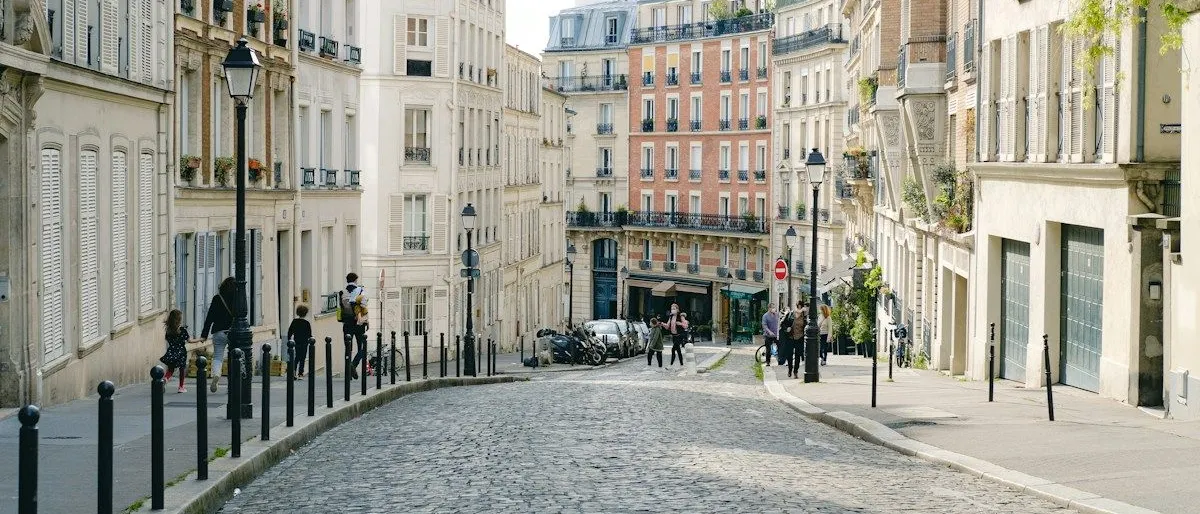 Un chauffeur de taxi parisien au volant de son véhicule de location, attendant une course à une station.