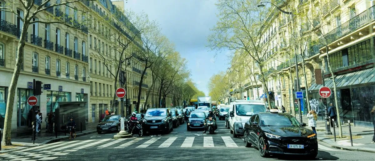 Un chauffeur de taxi parisien examinant des documents contractuels pour son ADS