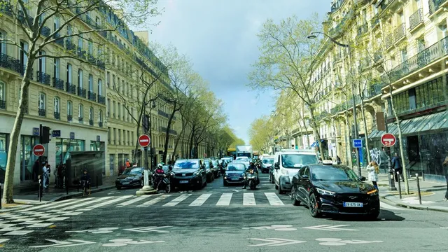 Un chauffeur de taxi parisien examinant des documents contractuels pour son ADS