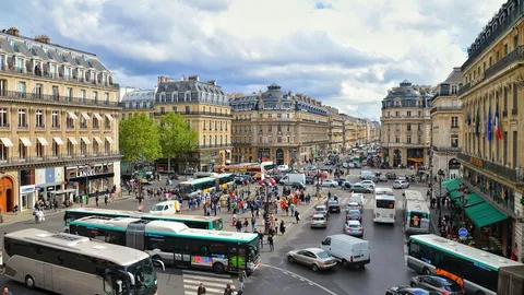 Un chauffeur de taxi parisien adossé à son véhicule lumineux allumé, lisant attentivement un contrat de location-gérance