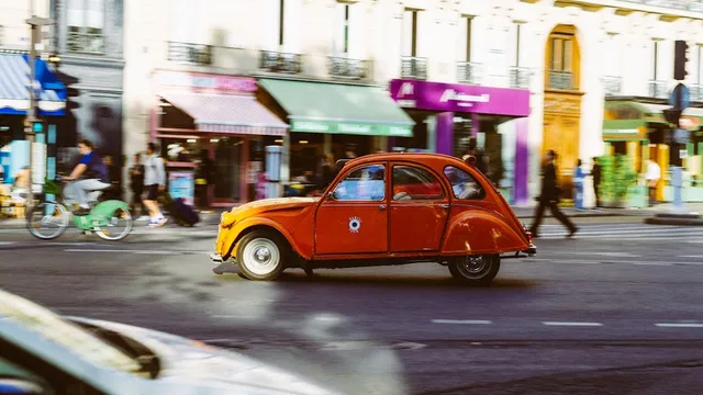 Un chauffeur de taxi parisien contrôlant ses documents administratifs à bord de son véhicule