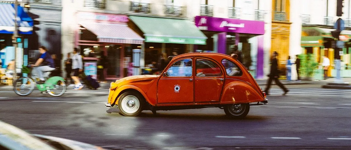 Un chauffeur de taxi parisien contrôlant ses documents administratifs à bord de son véhicule