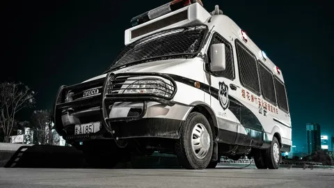 Un chauffeur de taxi parisien aidant un patient à monter dans son véhicule devant un hôpital