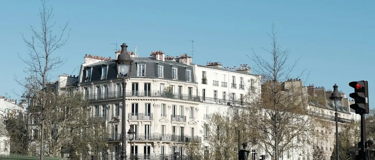 Chauffeur de taxi parisien examinant un contrat de plateforme sur le volant de son véhicule