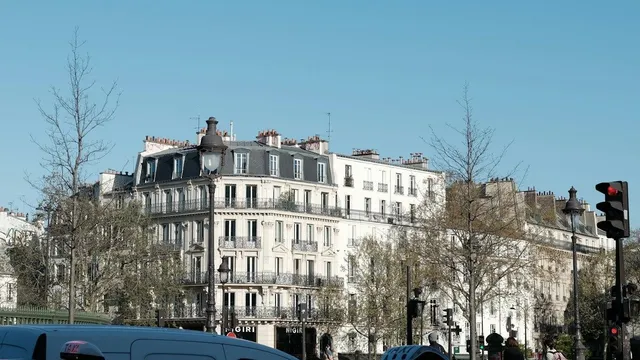 Chauffeur de taxi parisien examinant un contrat de plateforme sur le volant de son véhicule
